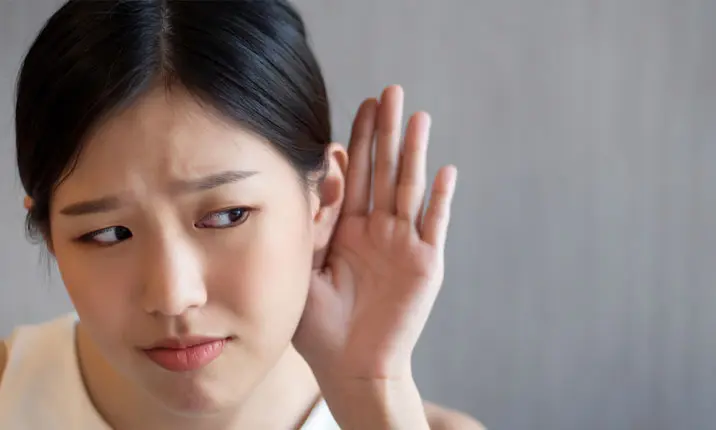 Người phụ nữ gặp khó khăn về thính lực