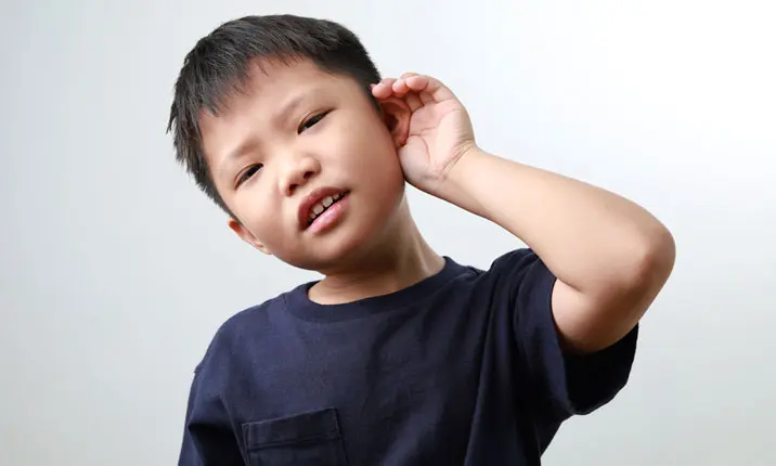Một đứa trẻ gặp khó khăn về thính lực
